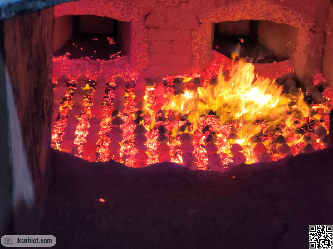 Khi nhiên liệu đã cháy hết, lượng nhiệt bức xạ từ tường gạch vẫn rất lớn