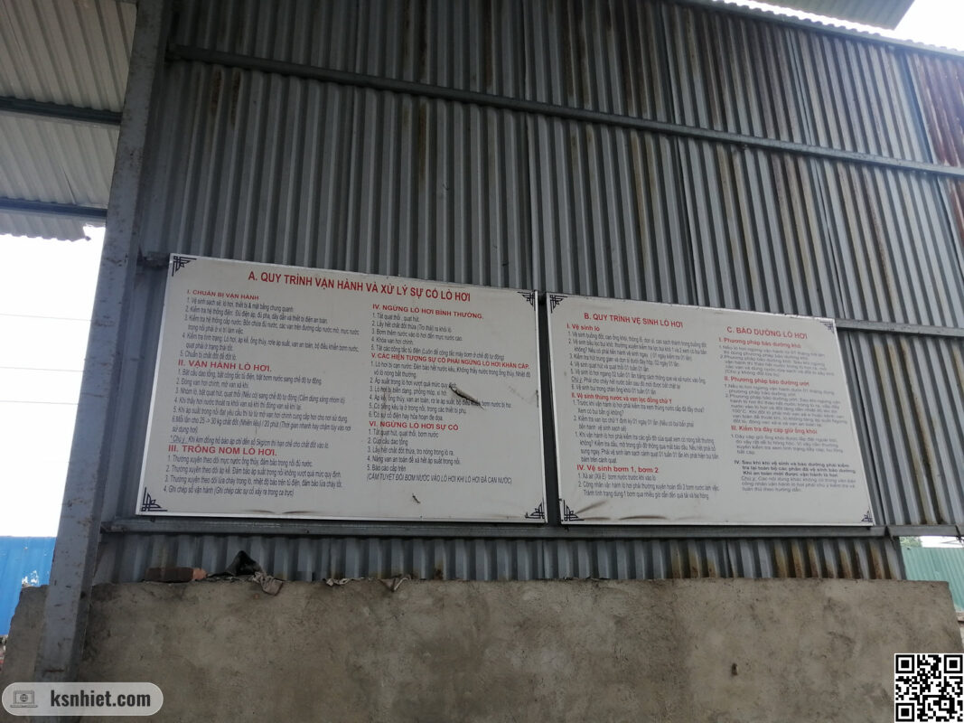 Làm Thế Nào Để Đảm Bảo An Toàn Khi Vận Hành Lò Hơi? - Kinh Nghiệm Từ Chuyên Gia 1 Bảng quy trình vận hành lò hơi được in và treo trong khu vực nhà lò