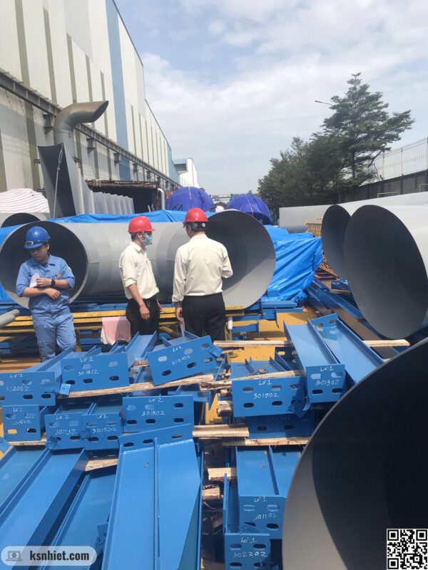 Kỹ sư đang kiểm tra lại các cụm lắp ghép trước khi lắp đặt