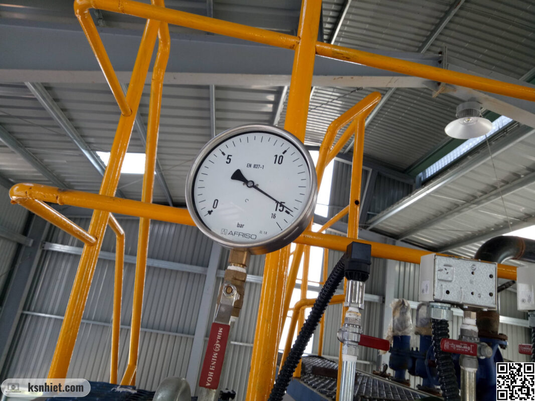 Đồng hồ áp suất hơi gắn trên thân lò