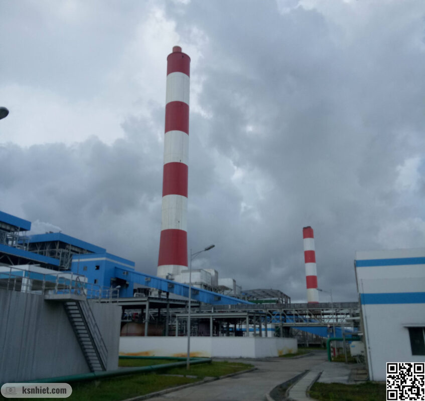 Ống khói cho nhà máy nhiệt điện được xây dựng bằng bê tông cốt thép