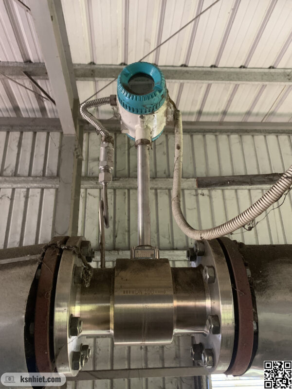 Đồng hồ đo lưu lượng hơi được lắp đặt trên đường ống