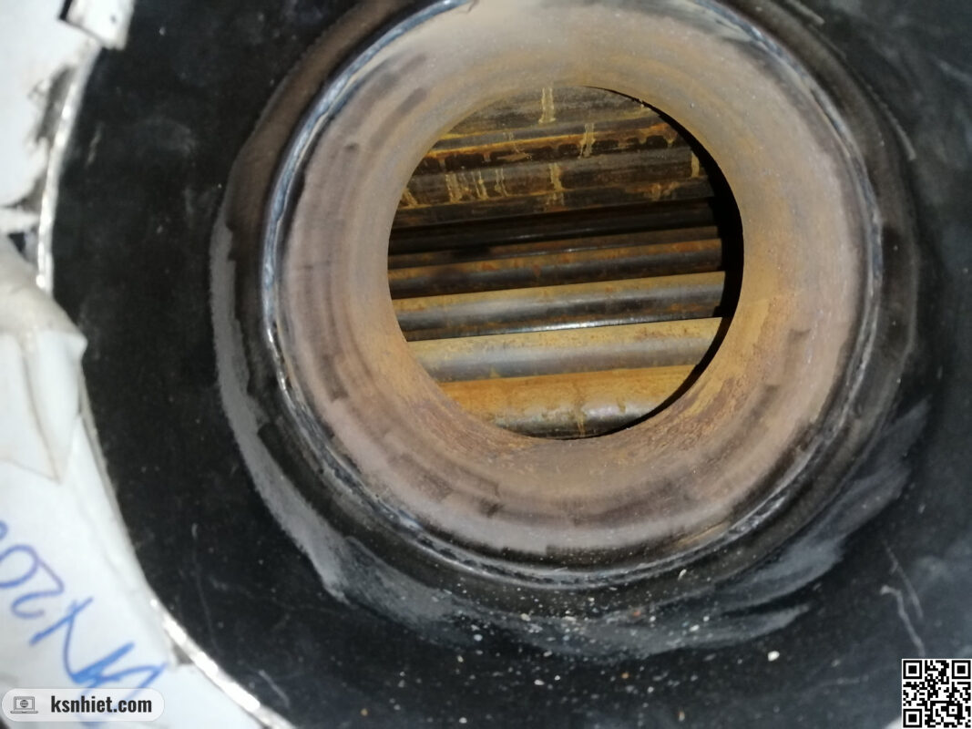 Kiểm tra cáu cặn bên trong thân lò qua cửa vệ sinh