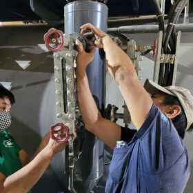 Lam sach kinh thuy thong rua cum kinh thuy sang neu bi mo