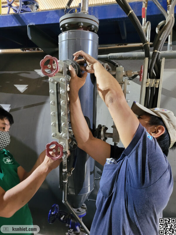 Làm sạch kính thuỷ, thông rửa cụm kính thuỷ sáng nếu bị mờ