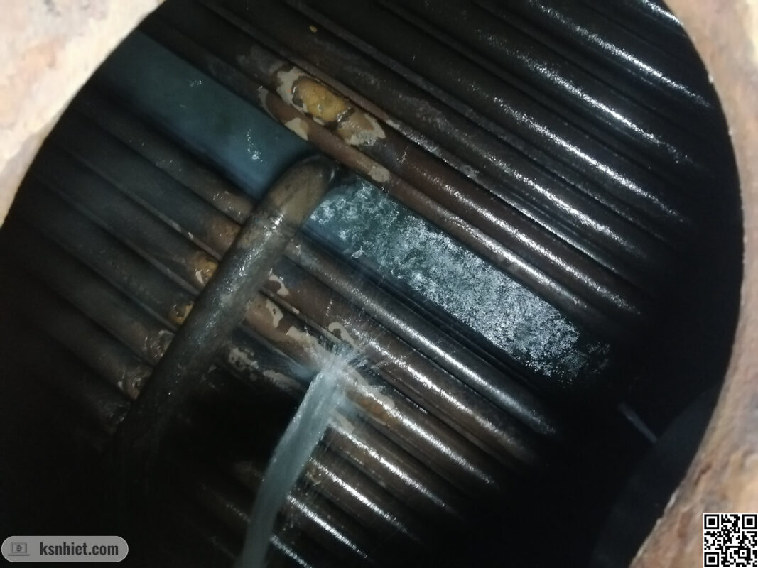 Kiểm tra và vệ sinh cáu cặn bên trong thân lò