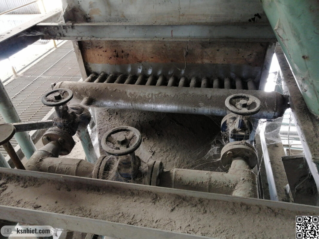 Bộ hâm nước bị dính đầy bụi