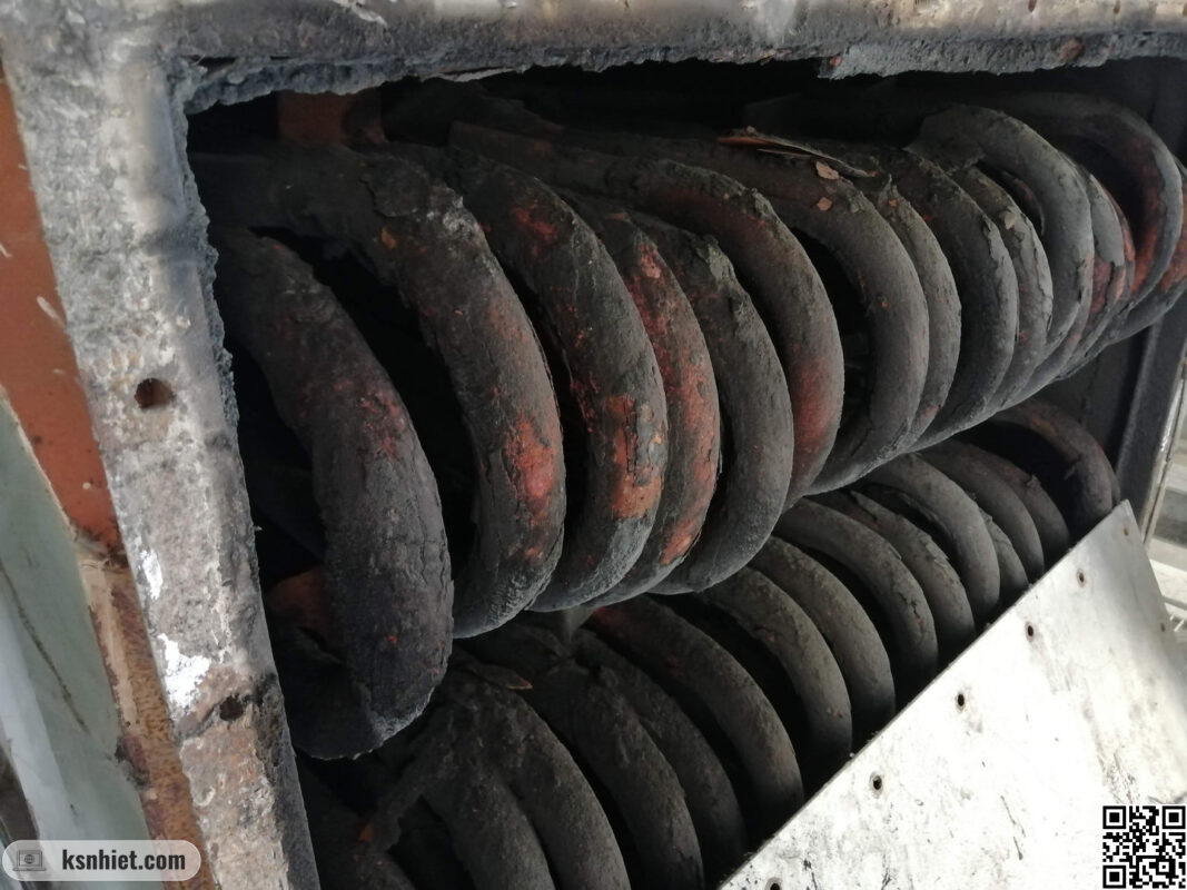 Ống bộ hâm nước bị ăn mòn