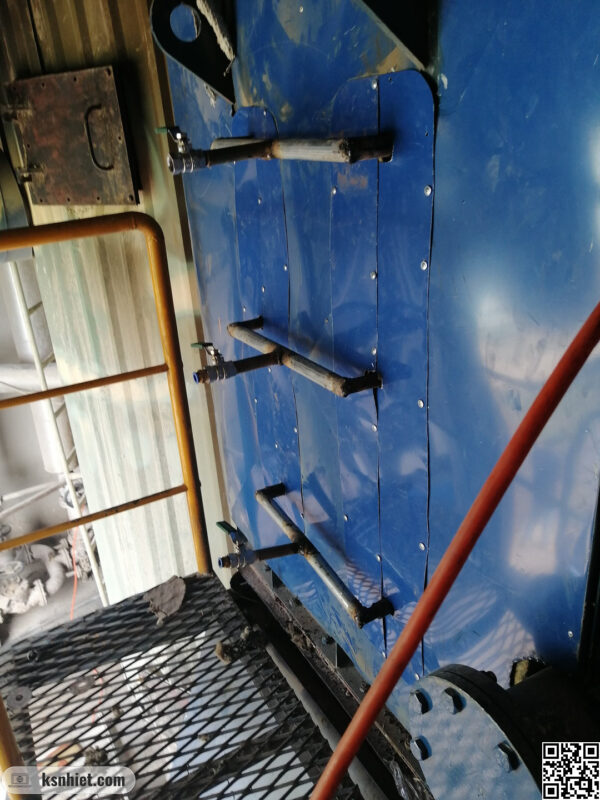 Sự cố tro nhiều trong lò hơi: Bí quyết tối ưu hiệu suất và biến "phế thải" thành tài nguyên vàng 4 Bộ hâm nước được lắp đặt thêm các vòi phun khí nén để thổi bụi