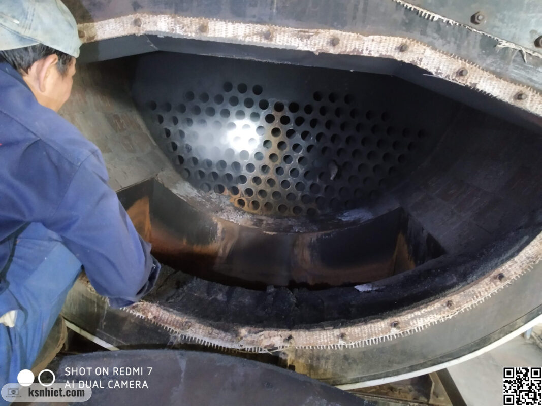 Sự cố tro nhiều trong lò hơi: Bí quyết tối ưu hiệu suất và biến "phế thải" thành tài nguyên vàng 3 Người thợ đang kiểm tra ống lửa bên trong lò hơi, sau sự cố bị rò rỉ.