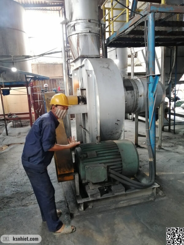 công nhân kiểm tra độ rung của quạt