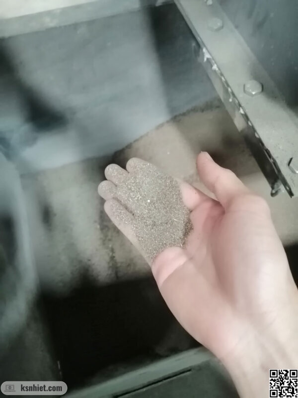 Cát bị mài mòn và bay theo tro