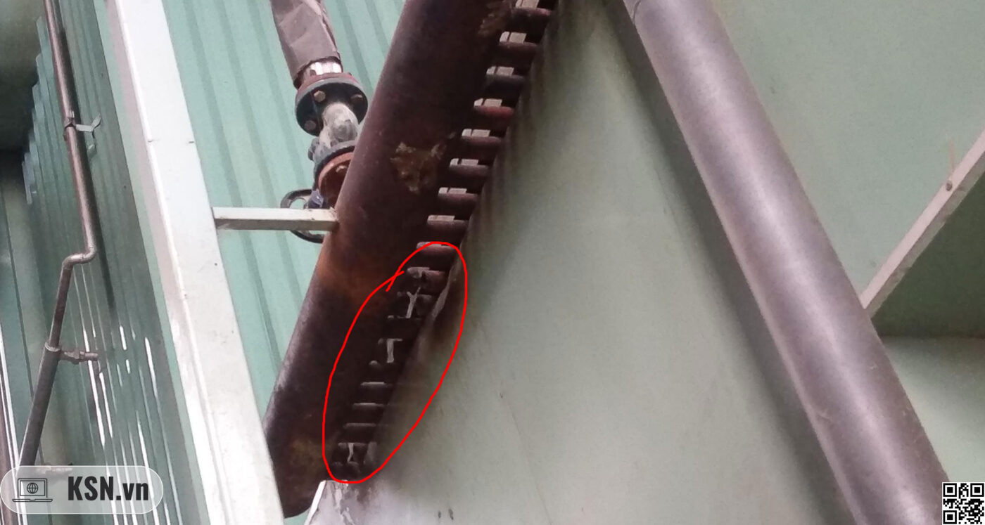 Dàn ống nước của bộ hâm nước, trong đó có một số ống bị cắt bịt.