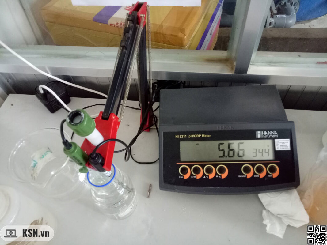 Các lỗi nguy hiểm thường bị bỏ qua trong hệ thống lò hơi công nghiệp 4 Quá trình đo test mẫu nước bằng máy chuyên dụng