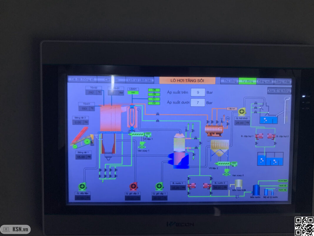 Hệ thống PLC–HMI: Vai trò của trực quan hóa thông số kỹ thuật và quản lý dữ liệu vận hành thời gian thực 3 Màn hình HMI gắn trực tiếp trên tủ điều khiển
