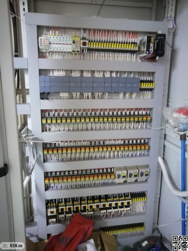 Hệ thống PLC–HMI: Vai trò của trực quan hóa thông số kỹ thuật và quản lý dữ liệu vận hành thời gian thực 2 PLC và các thiết bị đóng cắt bên trong tủ điều khiển