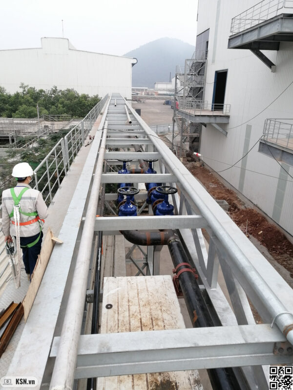 Sai lầm phổ biến khi thiết kế đường ống hơi 2 Hệ thống đường ống hơi trên cầu ống đang trong quá trình hoàn thiện