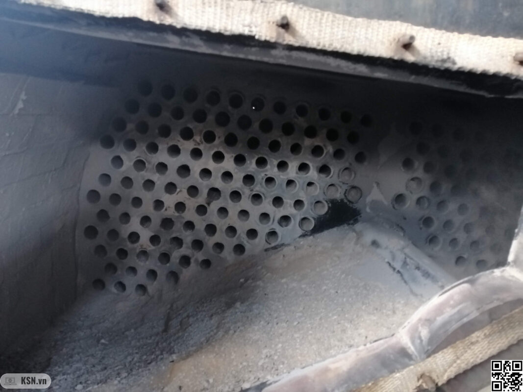 Vệ sinh bề mặt truyền nhiệt: Cách đơn giản nhất để giảm tiêu hao nhiên liệu hàng giờ. 6 ống lửa của thân lò nhìn từ phía hộp khói