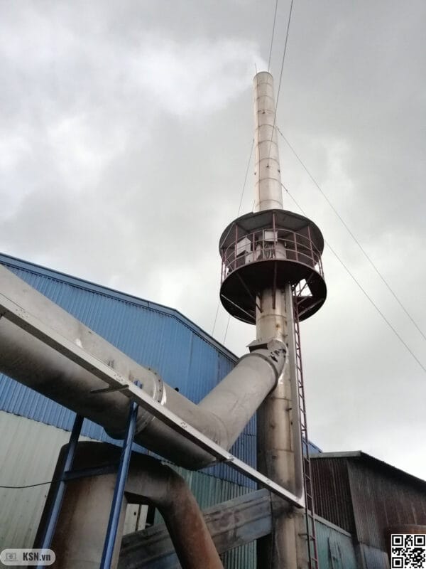 Tại sao nồng độ Oxy dư tham chiếu cho lò hơi Biomass lại là 6%? 2 Ống khói có lắp điểm quan trắc online